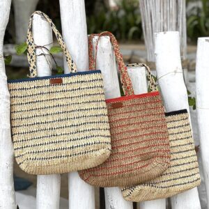 Photo de totebag en raphia crocheté entièrement fait main, muni d'une grande anse aussi en raphia tressé, existe en trois coloris, naturel marine, naturel corail et naturel noir