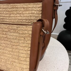 Photo de deux sacs à mains de ville de différentes tailles, sac en raphia crocheté avec une bande de cuir naturel sur le côté, muni d'une bandoulière amovible en cuir naturelle couleur camel, idéale pour les sorties en ville.