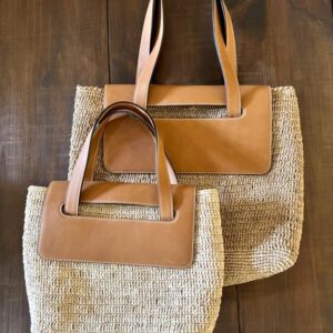 Photo de deux modèles de sacs à main SOA moyen et grand modèle, en raphia naturel avec rabat en cuir véritable couleur camel, artisanat de Madagascar, réalisé au crochet, idéal pour une sortie en ville.