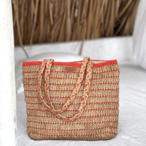 Photo d'un totebag en raphia crocheté, artisanat de madagascar, muni de grande anse en raphia tressé, entièrement fait main, couleur naturel et corail