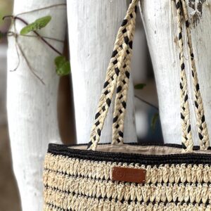 Photo d'un totebag en raphia crocheté, artisanat de madagascar, muni de grande anse en raphia tressé facile pour porter épaule, entièrement fait main, couleur naturel et noir,