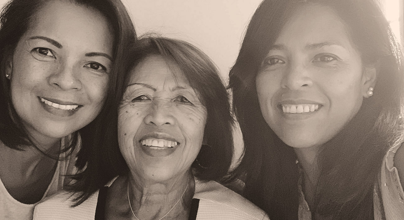 Photo de trois femmes en sepia, ma soeur, maman et moi, fondatrices de mon petit bungalow.