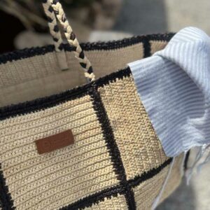 Photo d'un grand cabas de plage MARINA, idéal pour les vacances d'été à la plage, sac en raphia couleur naturel, motif grand carré avec bordure noir, anse en raphia tressé couleur noir et naturel