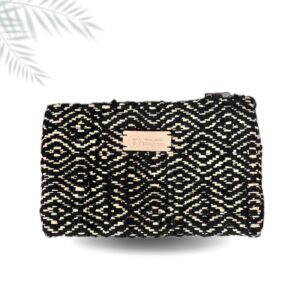 Pochette SAMARA en tissage traditionnel raphia et coton noir, petite pochette multi usage, pratique pour emmener partout, dans un sac à main. Idéale pour les petites affaires de voyage.