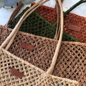 Photo de cinq totebags, différentes coloris rouille, kaki, naturel, thé et naturel raphia, motif losange, très léger, idéal pour les petites courses de tous les jours, totebag pouvant contenir beaucoup de choses, idéal pour les petites affaires d'été.