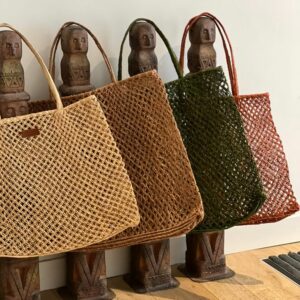 Photo de cinq grands totebags alignés, collection MARAMARA différentes coloris rouille, kaki, naturel, thé et naturel raphia, motif losange, très léger, idéal pour les petites courses de tous les jours, totebag pouvant contenir beaucoup de choses, idéal pour les petites affaires d'été.