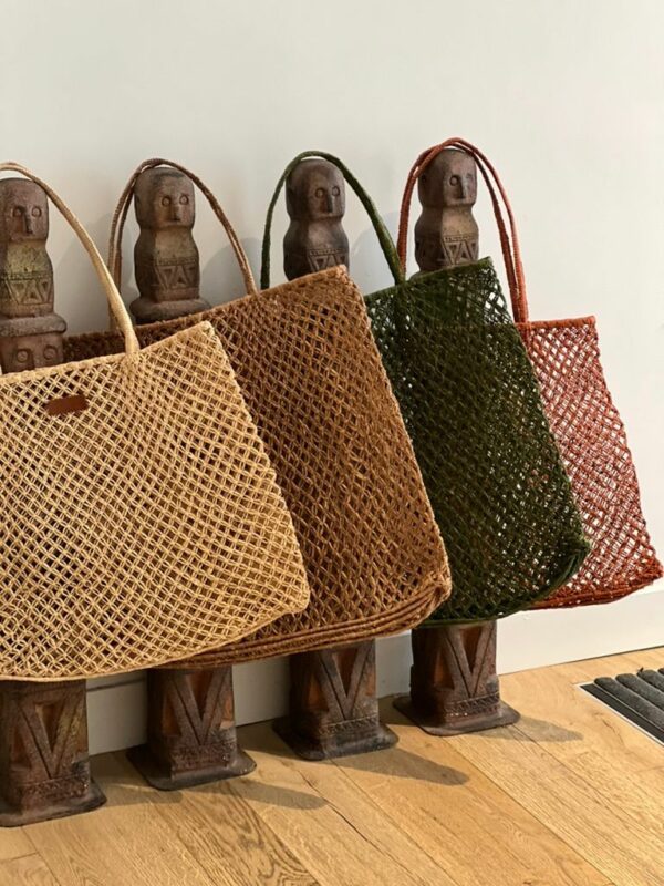 Photo de cinq grands totebags alignés, collection MARAMARA différentes coloris rouille, kaki, naturel, thé et naturel raphia, motif losange, très léger, idéal pour les petites courses de tous les jours, totebag pouvant contenir beaucoup de choses, idéal pour les petites affaires d'été.